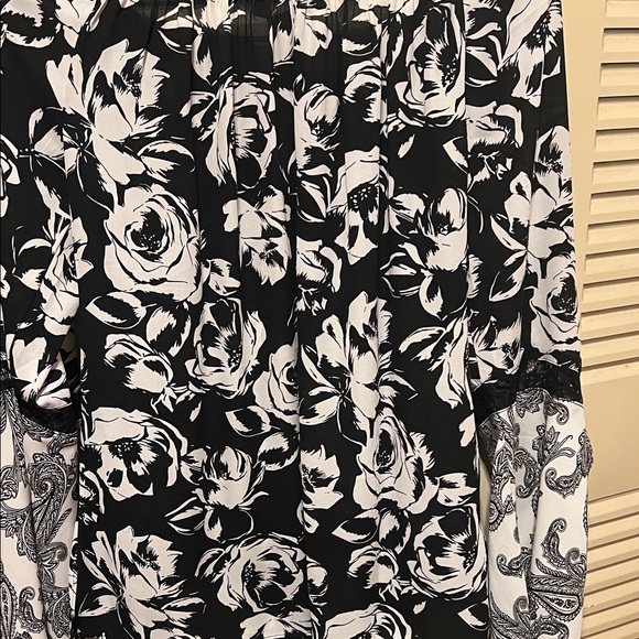 White House Black Market Black and White Floral Off-Shoulder Blouse - Picture 9 of 11